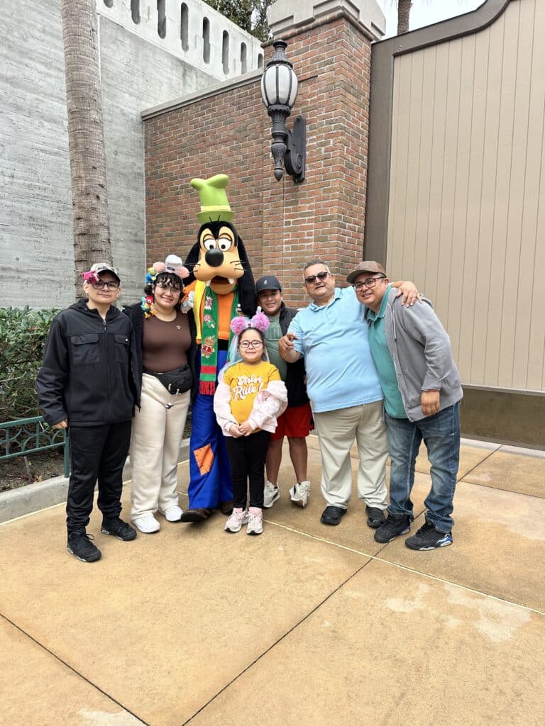 Group photo with Goofy character